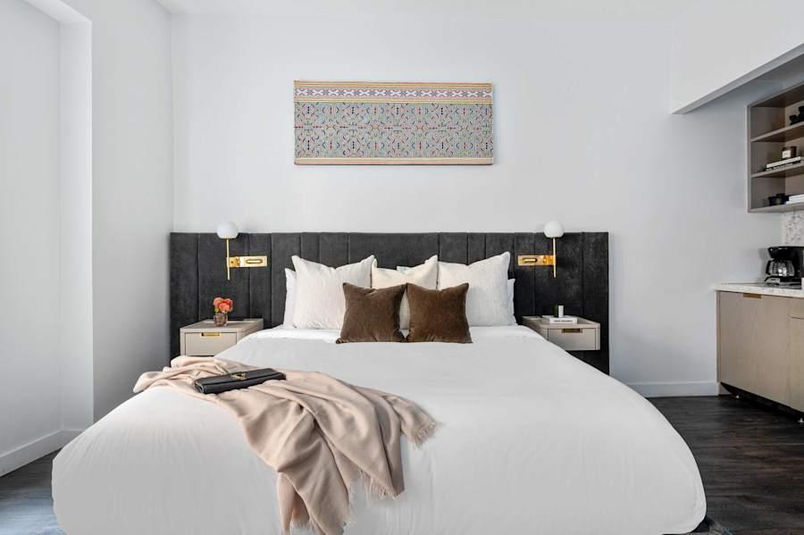 17John: Premier King Studio Apartment