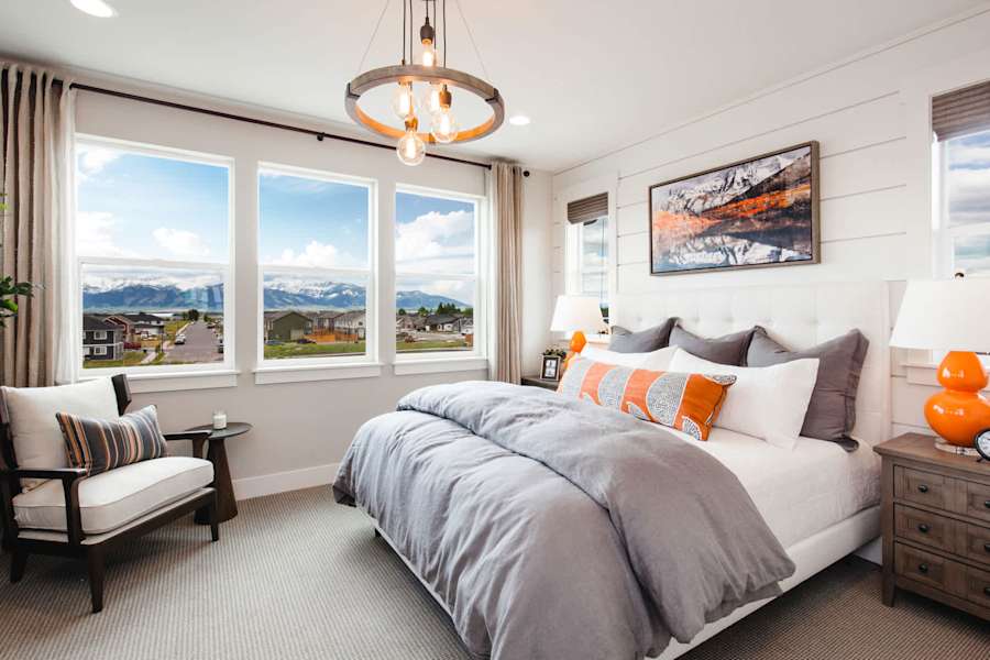 A bedroom with a king-size bed and comfortable linens.
