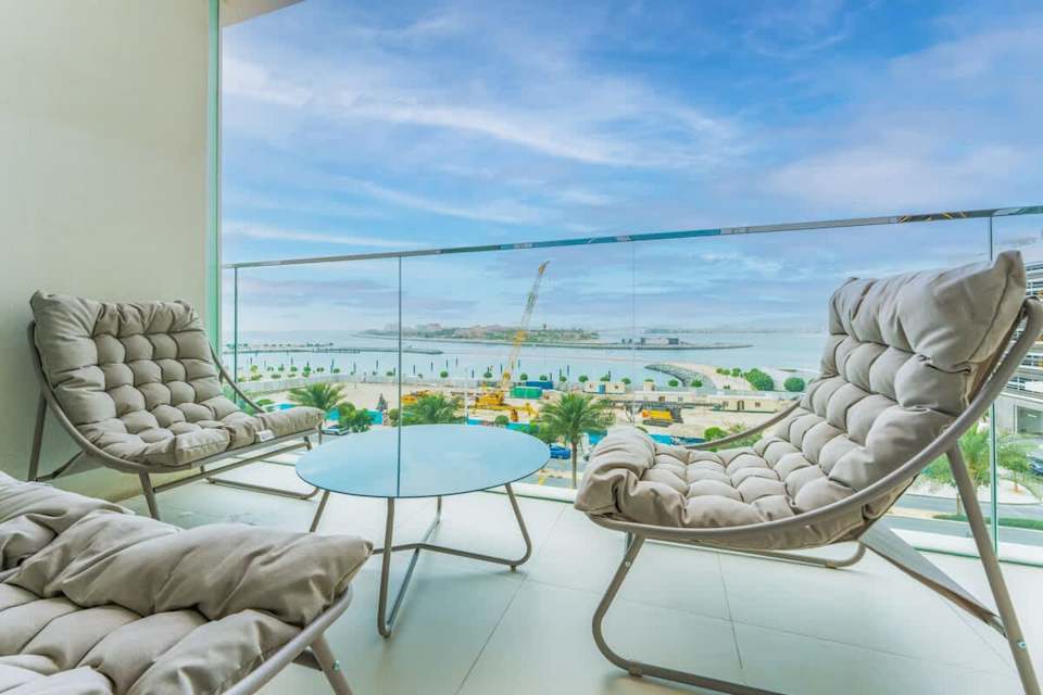 Sunrise Bay, Dubai: Beachfront Apartment with Gym, Emaar Beachfront, Dubai