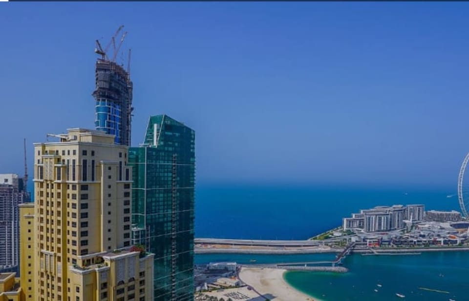 Luxury JBR Apartment: Beachfront Bliss & Stunning Views!, Jumeirah Beach Residence, Dubai