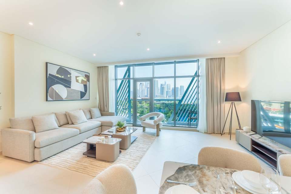 Palm Jumeirah Beachfront: 3BR Oasis with Pool!, Palm Jumeirah, Dubai