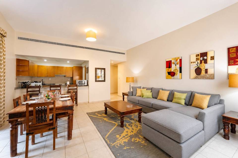 Greens Oasis: Stylish 2BR Apartment in Dubai, The Greens, Dubai