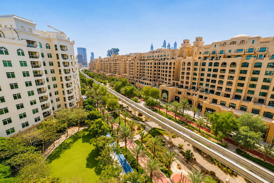 2BR Palm Jumeirah: Beach Access & Balcony Views, Palm Jumeirah, Dubai