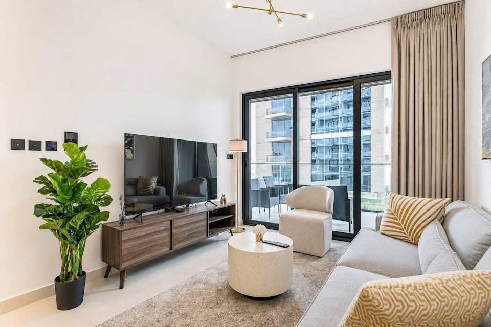 Bingatti Canal 1BR Apartment with Gym & Views, Business Bay, Dubai