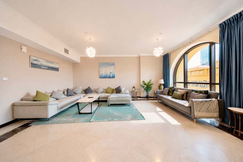 Luxury JBR Apartment: Beachfront Bliss & Stunning Views!, Jumeirah Beach Residences, Dubai