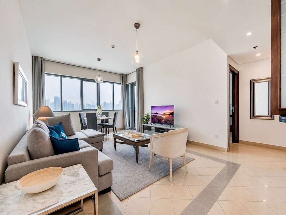 Luxury Dubai Apartment with Pool & Golf View, The Greens, Dubai