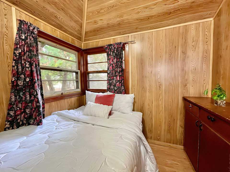 2-Bedroom Cottage #2 at Balsam Lake Villa — photograph 4