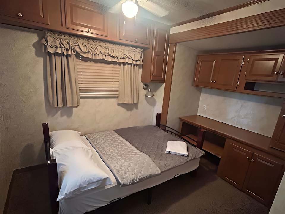 2-Bedroom RV Cottage #3 at Mill Lake Unique Cabins — photograph 4