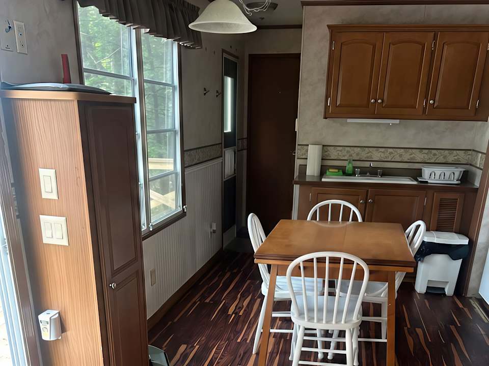 2-Bedroom RV Cottage #3 at Mill Lake Unique Cabins — photograph 2