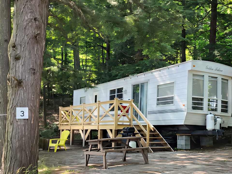 2-Bedroom RV Cottage #3 at Mill Lake Unique Cabins — photograph 1