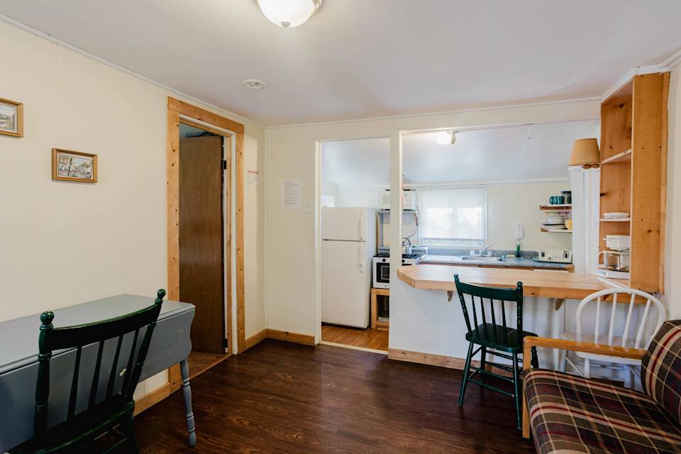 1-Bedroom Cottage #1: White Pine at Pine Lake Cottages — photograph 4
