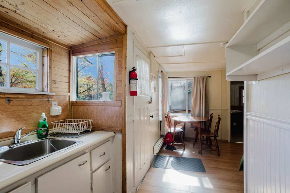 2-Bedroom Cottage #3: Sugar Pine at Pine Lake Cottages — photograph 2