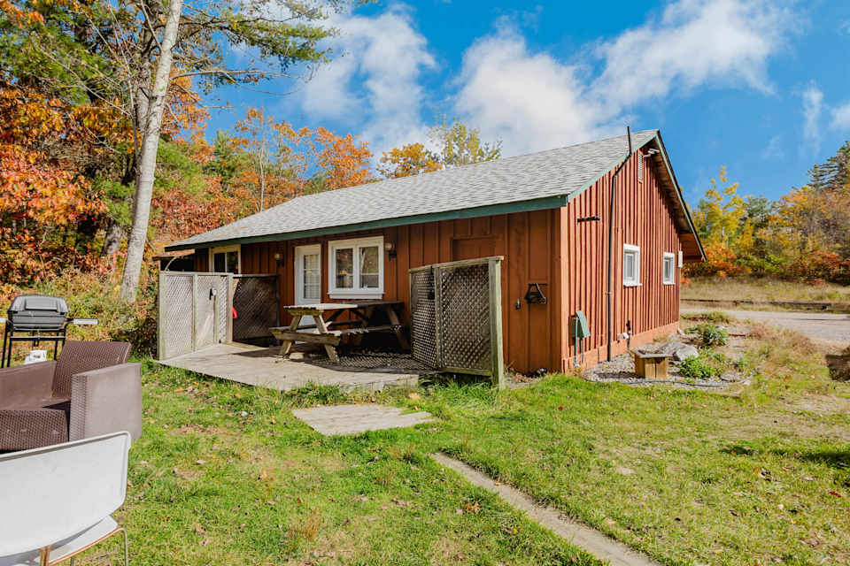 3-Bedroom Cottage #12: The Gallery at Pine Lake Cottages — photograph 1
