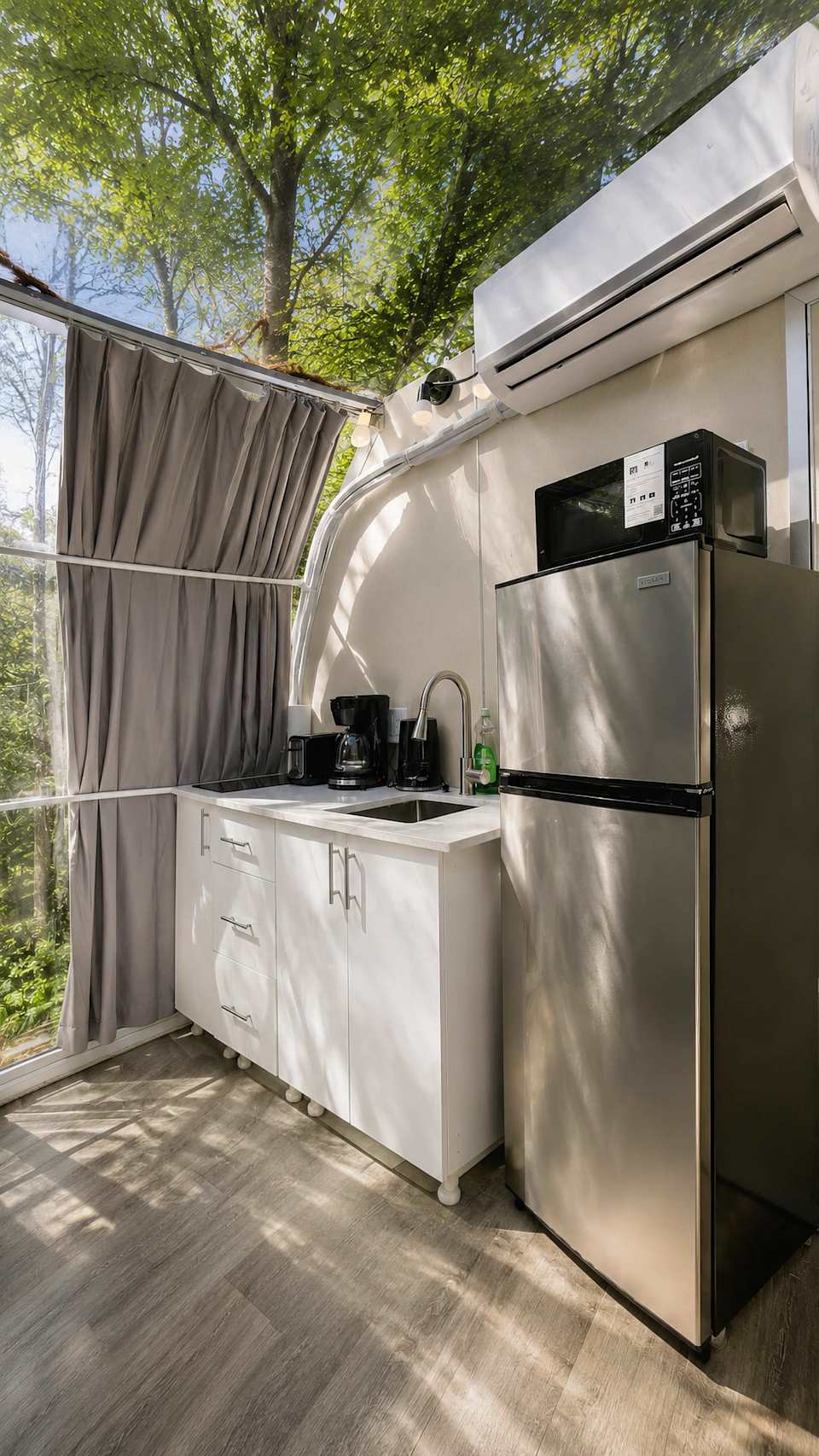 Studio Capsule Dome #16 at Sand Bay — photograph 3