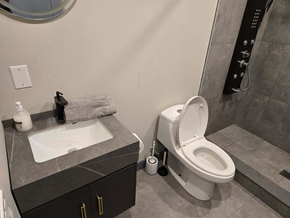 Studio suite #201 at Sutton Suites — photograph 4