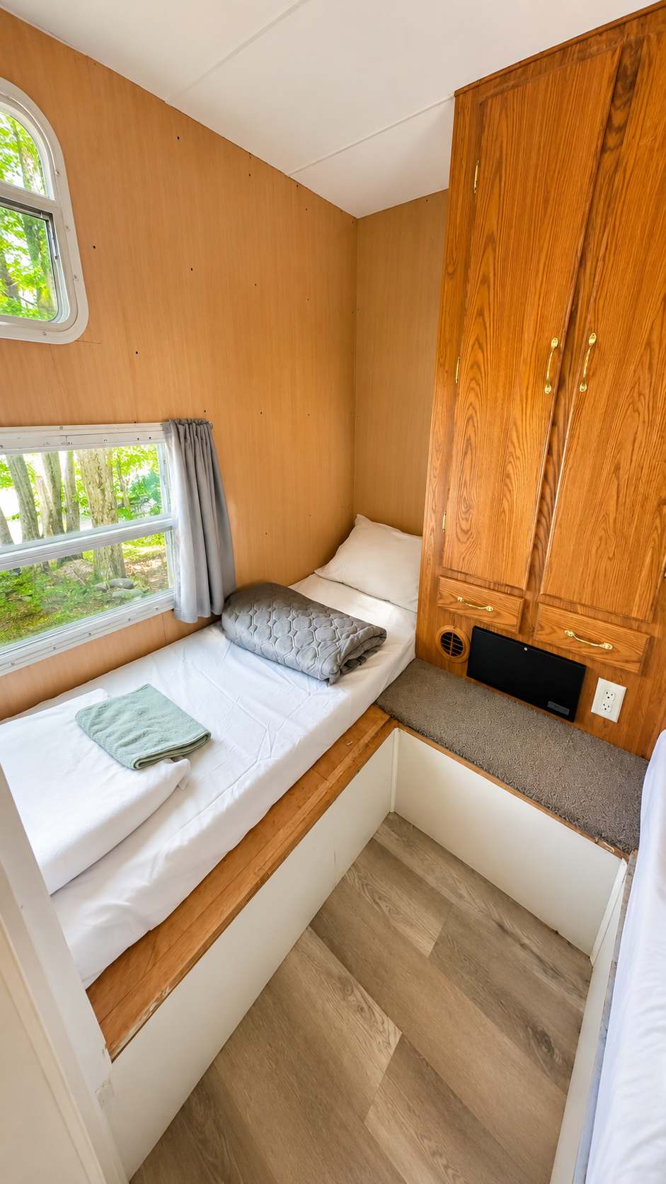 2-Bedroom RV Cottage #10 at Mill Lake Unique Cabins — photograph 4