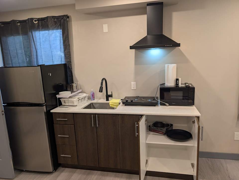Studio suite #105 at Sutton Suites — photograph 4