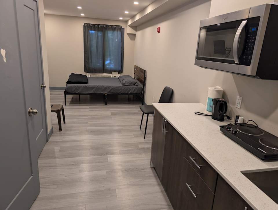 Studio suite #106 at Sutton Suites — photograph 4