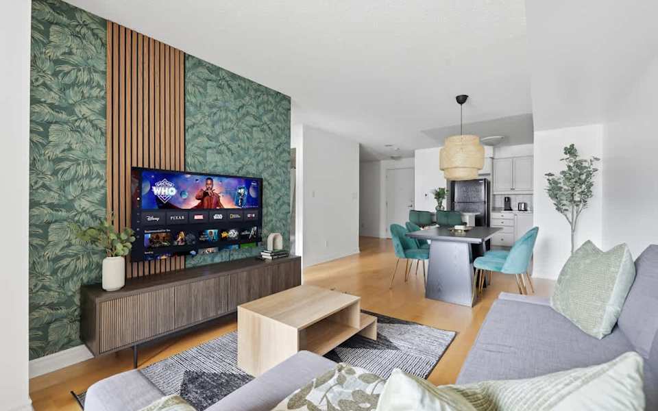 Tropical Designer King Suite - Sleeps 5 - Parking