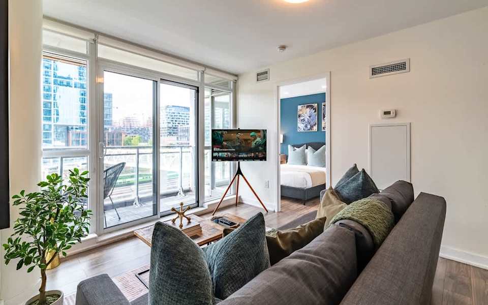 Spacious 3BR Downtown Condo with Free Parking
