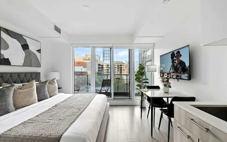 Sleek King Studio, Heart of Downtown Toronto