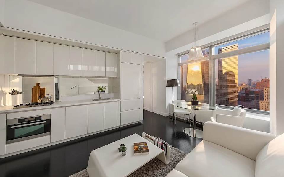 Chic FiDi 1BR Suite Skyline Views & Modern Style