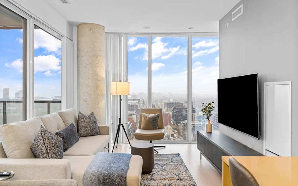 Downtown | 180° Panoramic Skyline Views | Sleep 6
