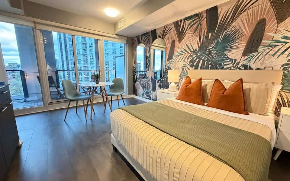 Downtown Toronto Studio - Queen Bed & Balcony.
