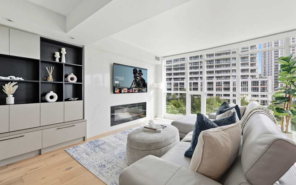 Upscale 2BR Condo Downtown TO Gem w Parking w Own Parking