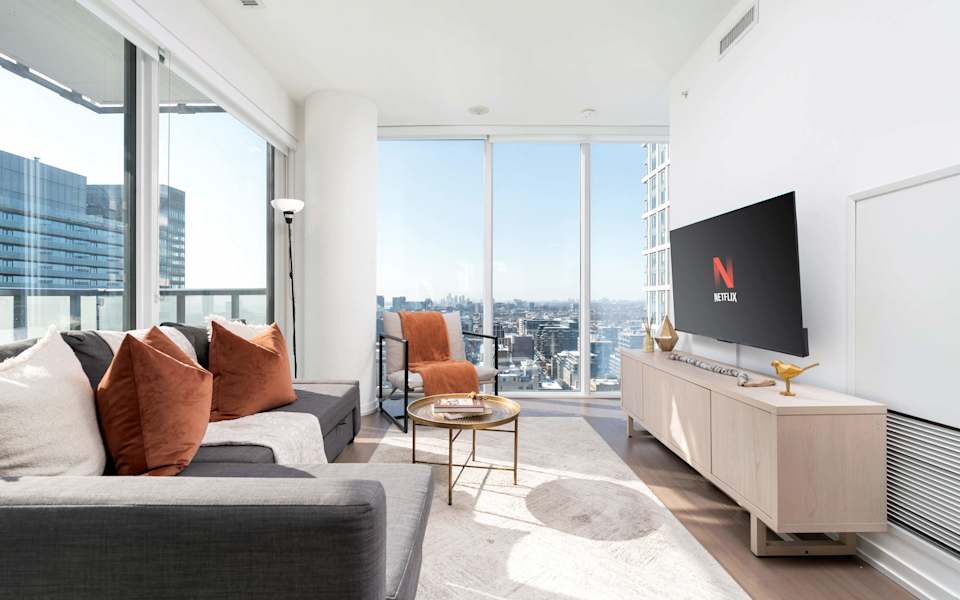 Modern 2BR in the Entertainment Hub with Parking!