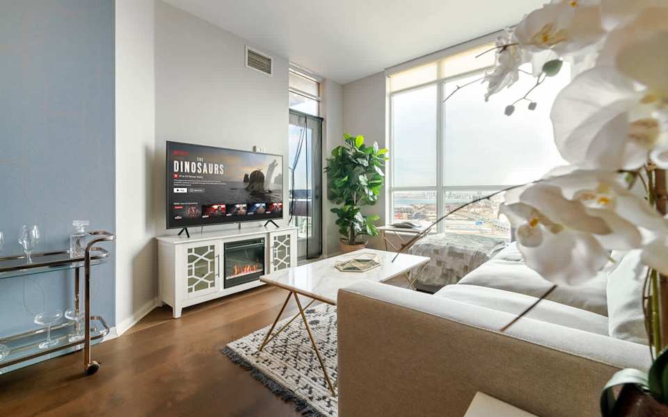 Luxe Downtown 1BR Suite Workspace & 55" TV