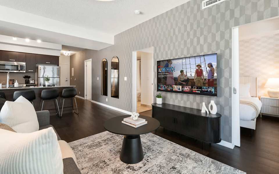 Chic Bay St Home Bright, Modern & Cozy!