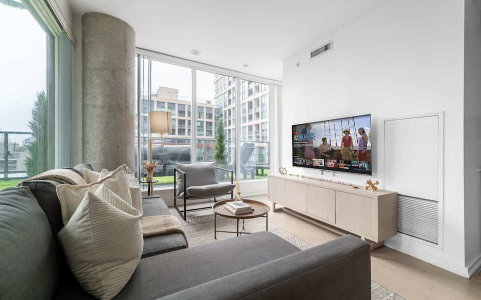 Luxury King Suite in Downtown Entertainment Hub | Parking Available