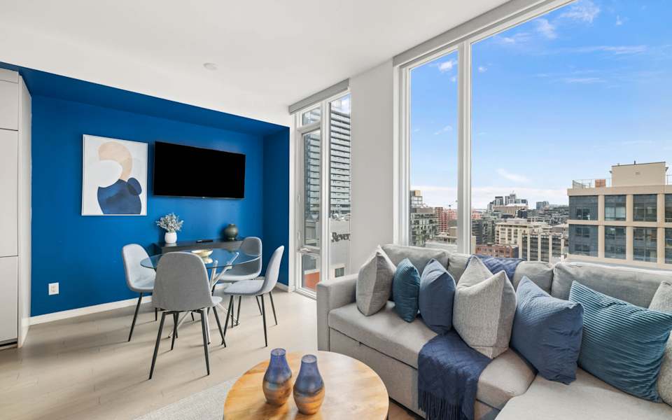 Sleek Downtown Suite near King West, Sleeps 4