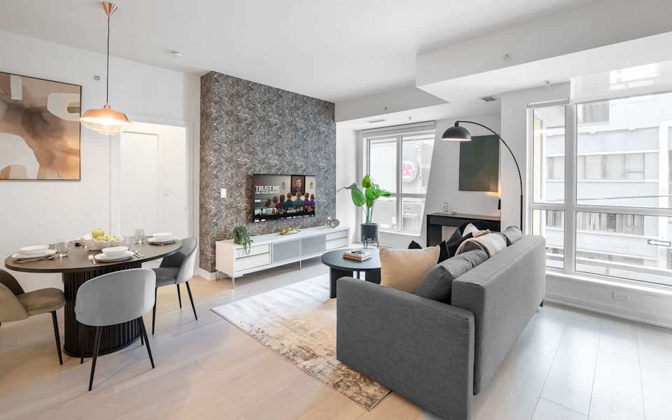 Downtown Gem 2 Baths Walk Score 100 Sleeps 5 | Parking Available