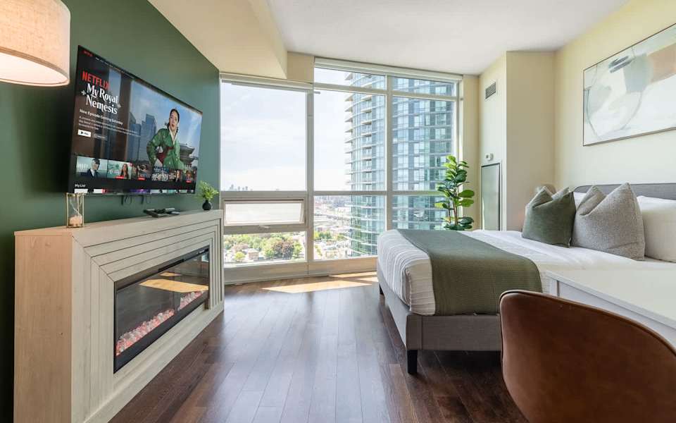 Sleek studio in Fort York, walk to lake & liberty