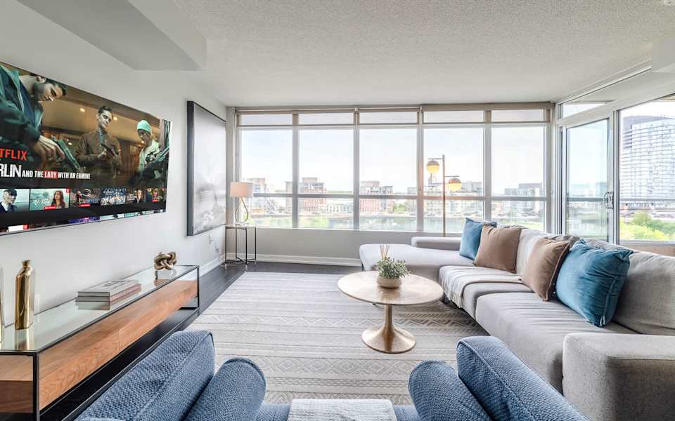 Elevated Downtown 3BR w Views & Free Parking