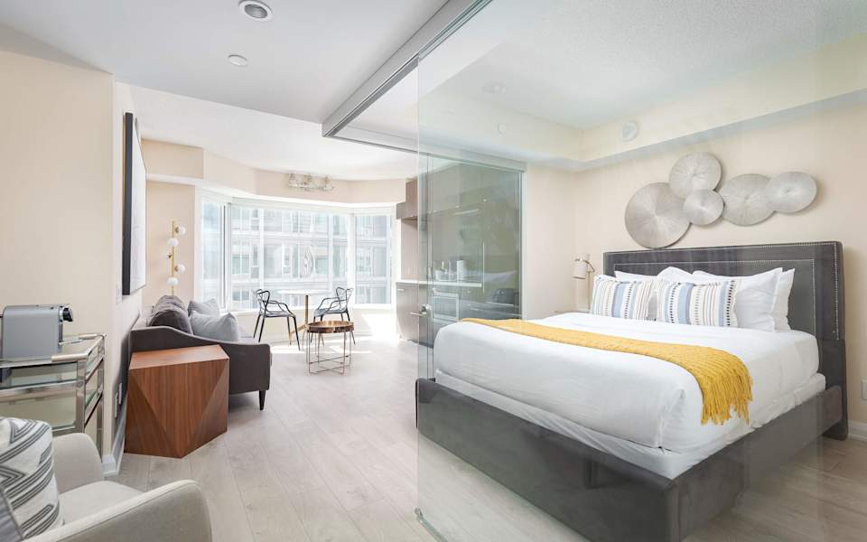 Luxury Yorkville 2BR, Panoramic Skyline Views