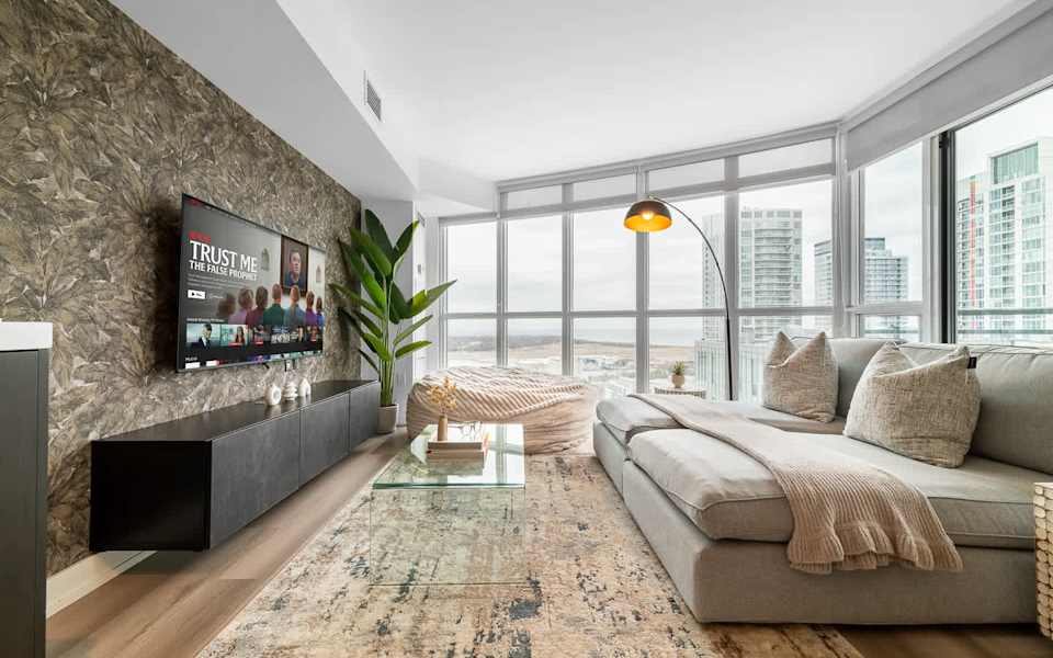 Waterfront 2BR Suite, Luxury Views & Parking