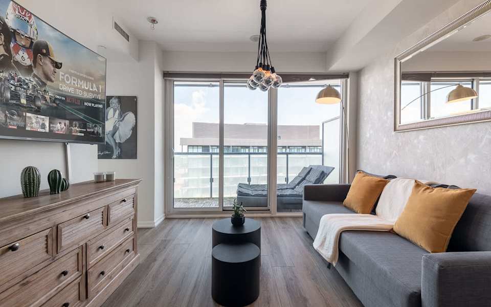 Modern Cozy Condo in the Heart of Toronto! | Parking Available