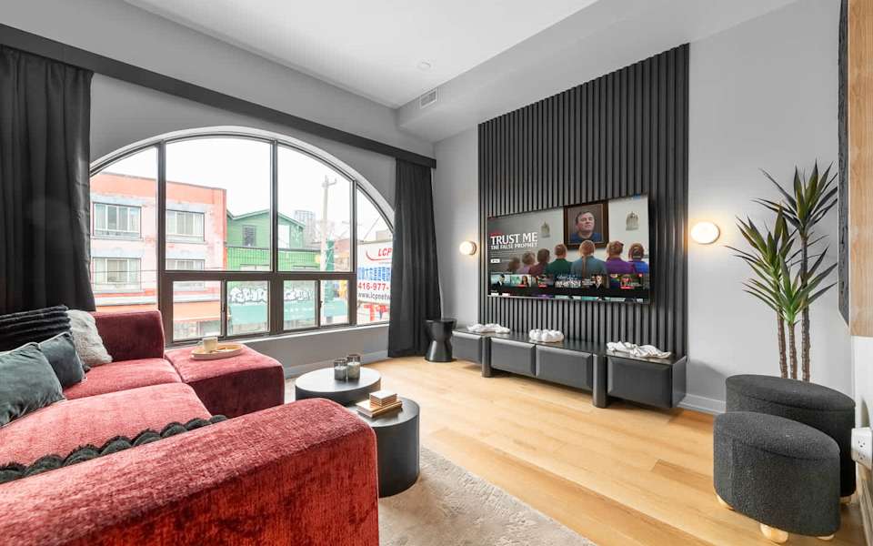 Downtown Toronto 3BR Apartment near Chinatown & Kensington