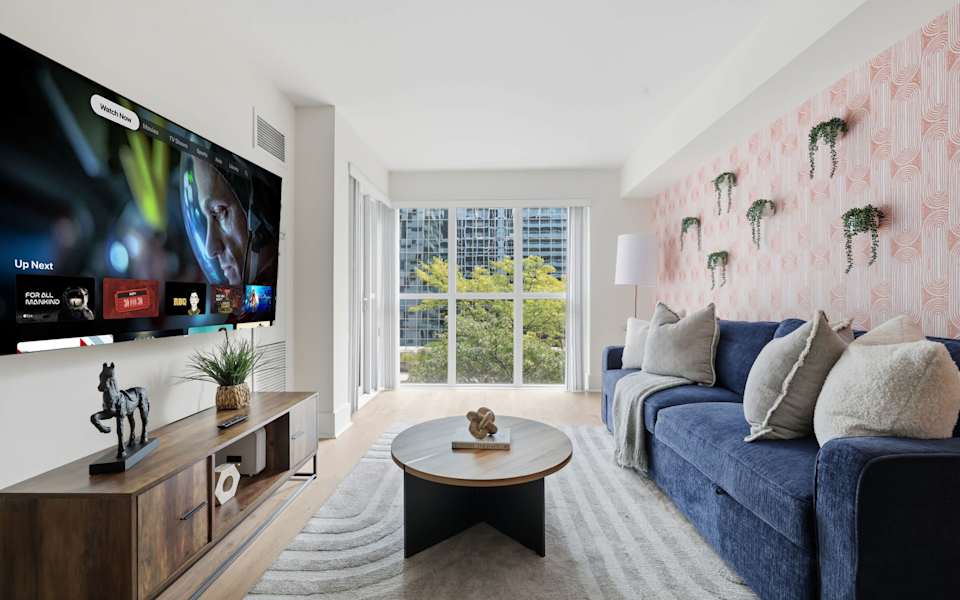 Free Parking! Sleek 2BR steps from CN Tower
