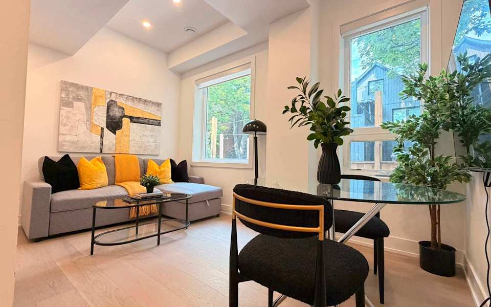Sunlit West End 1BR | Walk to Lake & Queen St