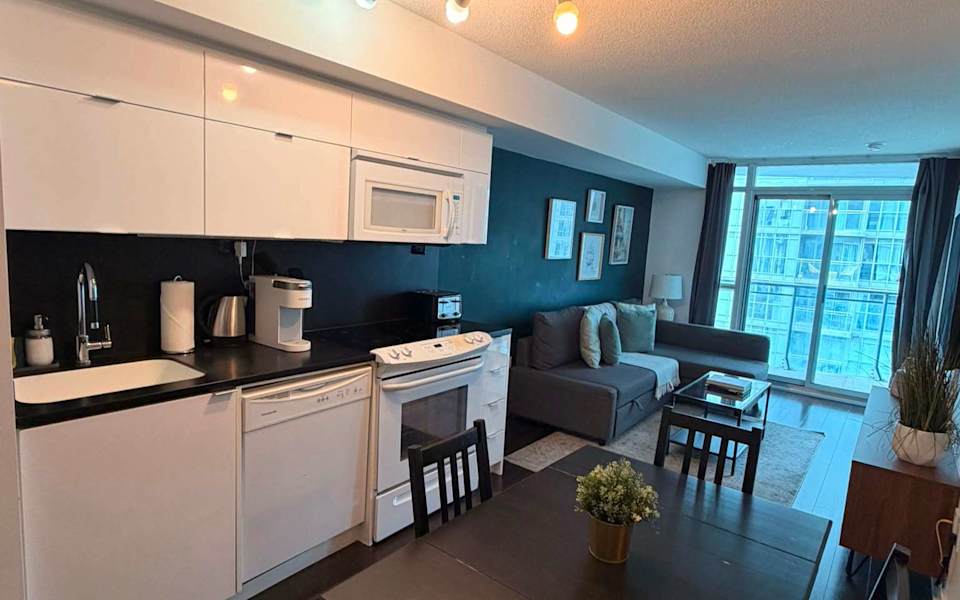 Modern High-Rise 1BR Oasis | Walk to CN Tower & Lake