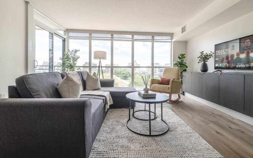 Spacious Downtown 2BR+Den | Free Parking & Patio