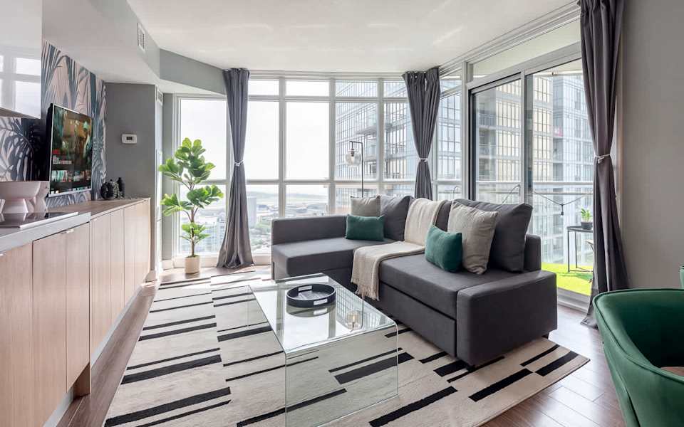 Downtown 2BR Escape | Skyline Views & Parking
