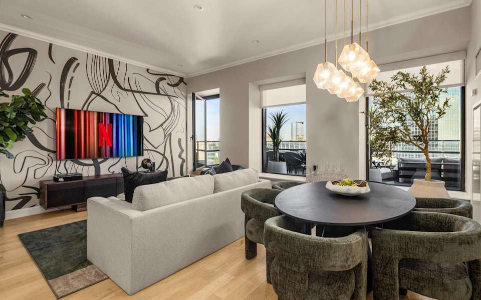 Stunning 3BR Skyline Sanctuary in Financial District, Balcony Views