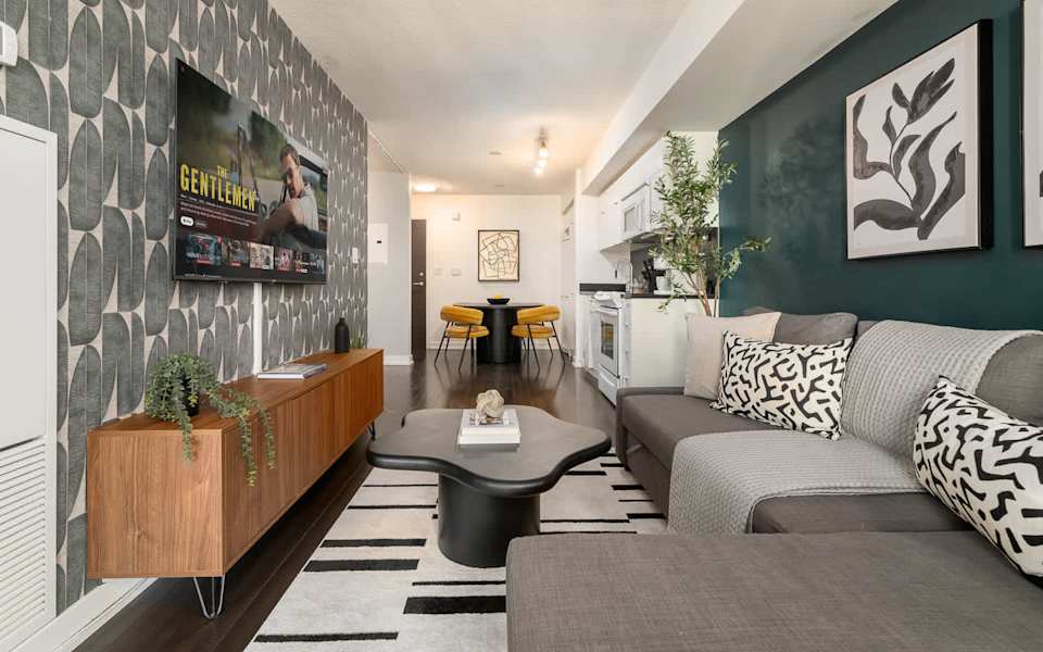 Modern High-Rise 1BR Oasis, walk to CN Tower & Lake